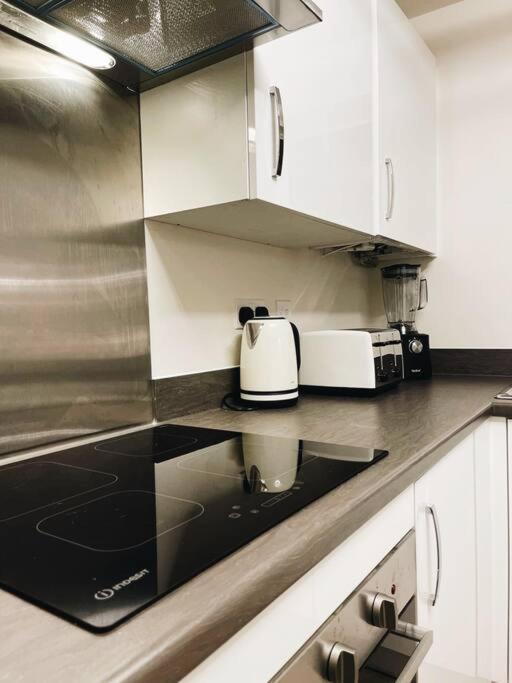 Stunning Private Room In A Home - Bathroom & Parking! Salford  Extérieur photo