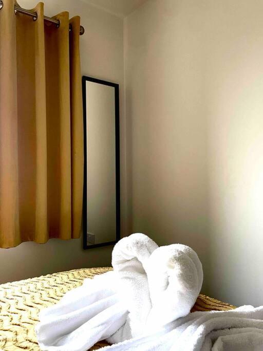 Stunning Private Room In A Home - Bathroom & Parking! Salford  Extérieur photo