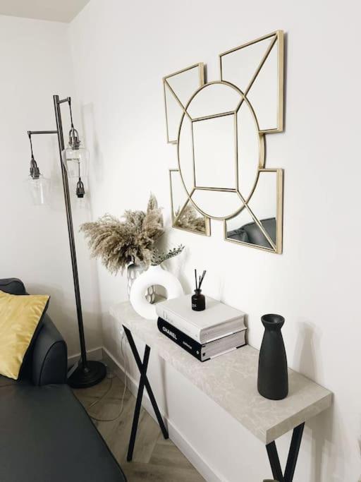 Stunning Private Room In A Home - Bathroom & Parking! Salford  Extérieur photo