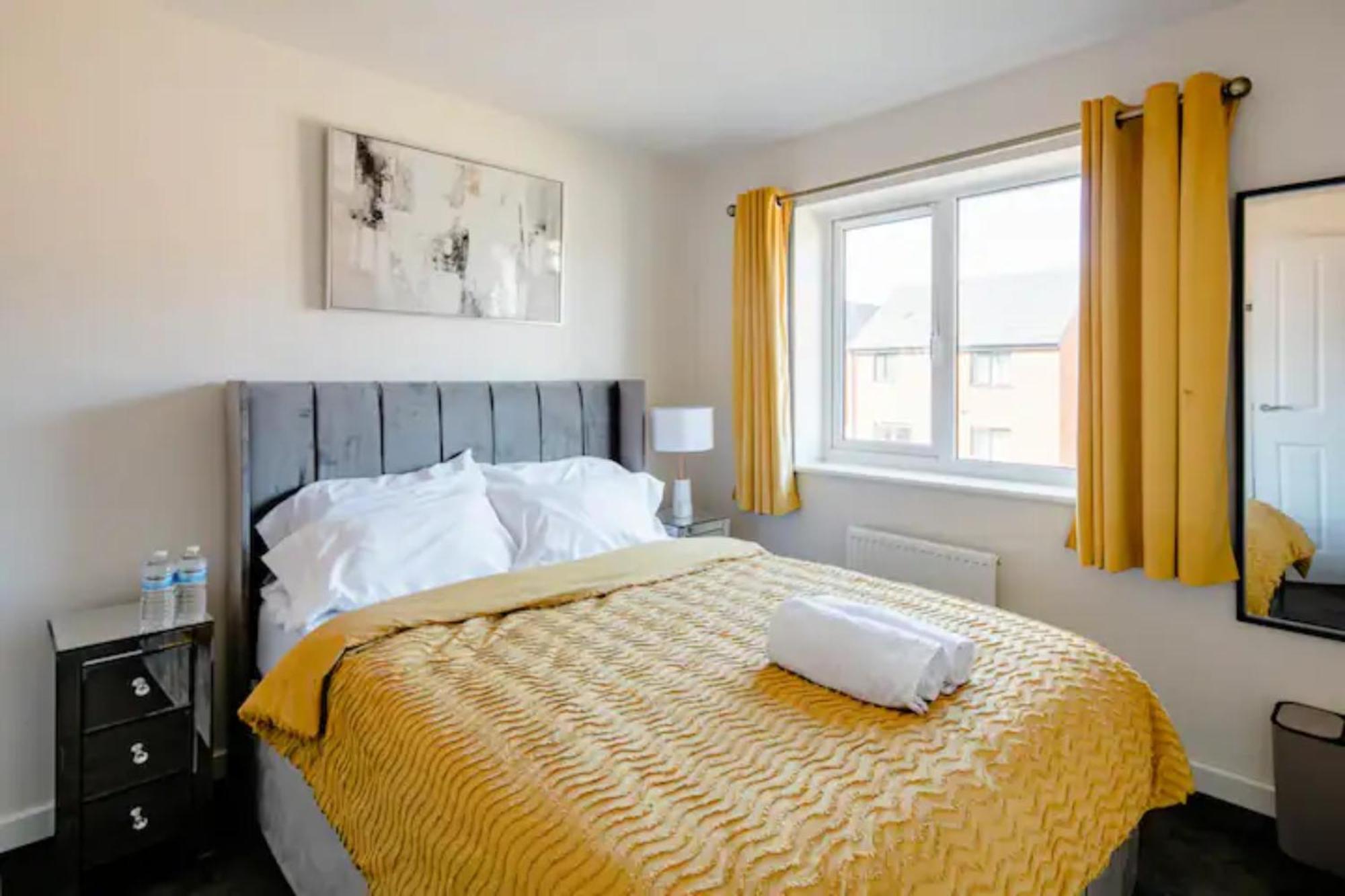 Stunning Private Room In A Home - Bathroom & Parking! Salford  Extérieur photo